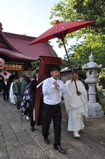 本殿のお鉾様を運び出し、御鉾守を中心に路上をくねった郷方の宮入り