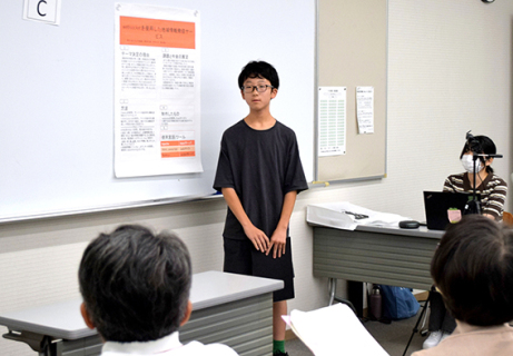 学生と机を並べて研究してきた成果を披露する塾生