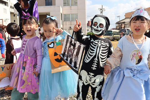 お姫様や“ガイコツ”に着飾った子どもたち
