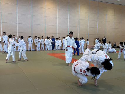 今年の目標達成に向け、参加者が稽古に汗を流した＝12日、鶴岡市朝暘武道館