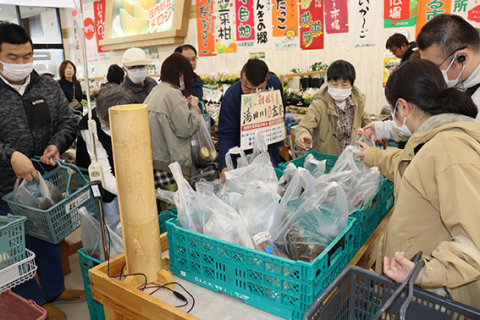 買い物客が殺到したもんとあ～る白山店の直売コーナー