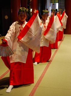 出羽三山神社の祭事では見ることができなくなった倭楽の優雅なみこ舞などを奉納