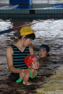 子供たちのグループや親子連れなどが新春恒例の初泳ぎを楽しんだ
