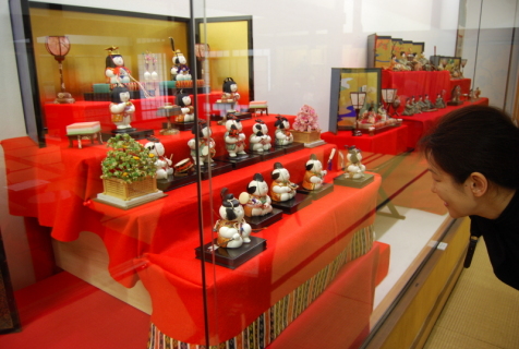 「鶴岡雛物語」が本格的にスタート。致道博物館では初公開となる愛くるしい御所人形の段飾りなどが展示された＝1日