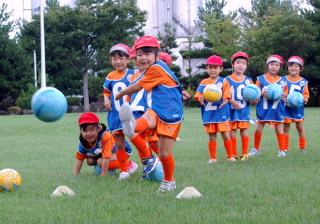 サッカーで楽しく体を動かす園児たち