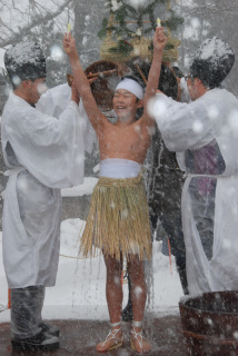 吹雪の中、男の子たちが冷水を浴び、無病息災などを祈願した