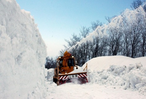 27日の開通に向け、雪を吹き飛ばしながら進む除雪車＝19日午前