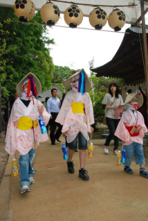 「化けもの」が鶴岡天満宮に参拝に訪れ、祭りムードは高まった＝25日午前