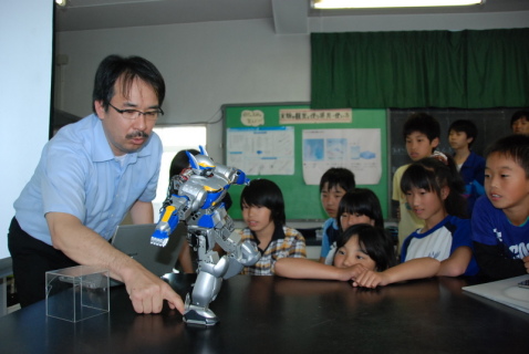 佐藤さんが開発した人型ロボット「チョロメテ」が動くと、児童たちから歓声が起こった