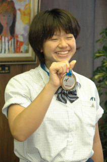 メダルを手に優勝報告する長谷川さん