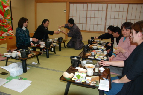 さまざまな地酒を試飲しながら提供の在り方を学んだ勉強会