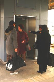 ＪＲ鶴岡駅のホーム連絡通路に設置されたエレベーター