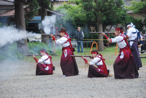 神社境内で荘内藩荻野流砲術隊が演武を披露。女性砲術隊「桜会」もごう音を響かせた