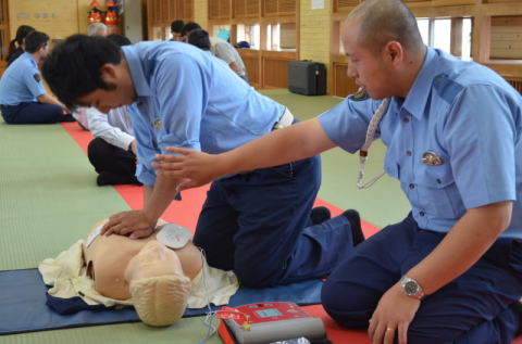鶴岡警察署の署員らが救急法を訓練