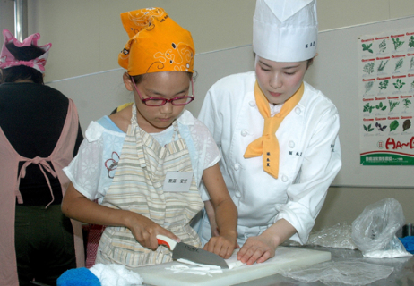 学生の指導で米粉料理に挑戦する子供たち
