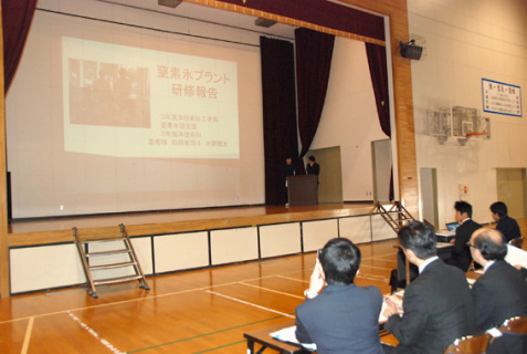 生徒たちがそれぞれの研究について、研修内容や実験、考察などを発表した