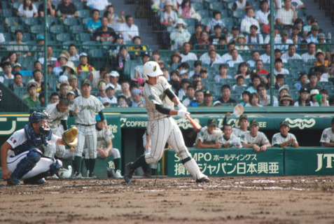 【鶴岡東―いなべ総合】鶴岡東は2回、岸の左翼線を破る適時二塁打で先制