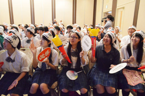 鶴岡市主催のパブリックビューイングでは子どもたちや市民ら約250人が大声援を送った