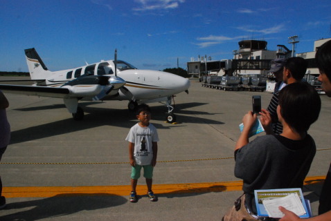 空の日フェスタでは駐機場の一部が開放され、展示された小型機の前で記念撮影