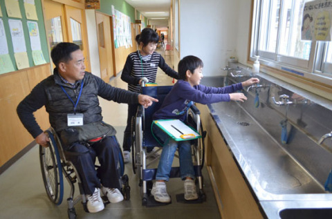 上郷小の児童たちが車椅子体験を通して日常生活に潜む不便を学んだ