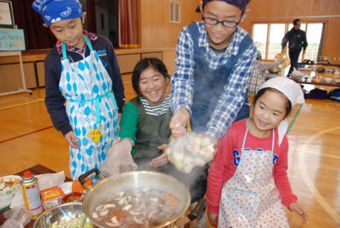 協力して芋煮を作る児童たち