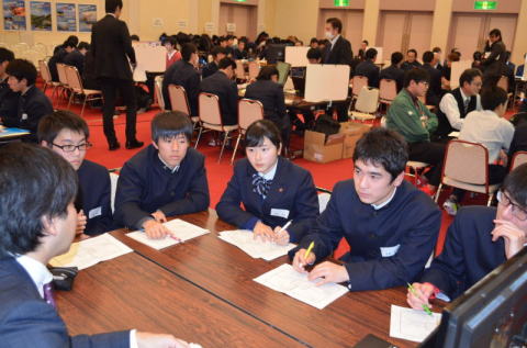 鶴岡工業高の2年生が地元企業と交流した