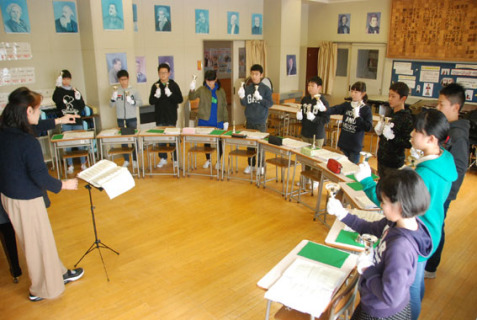 鶴岡音楽祭の本番に向けて息を合わせてミュージックベルを練習する児童たち＝19日