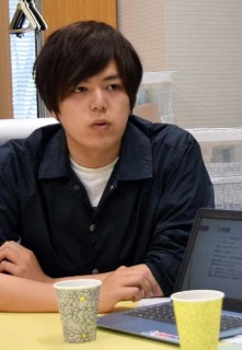 ベスト・クリエイティブ賞を受けた企画を説明する佐藤さん