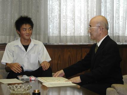 富塚市長（右）に八種競技3位を報告する佐藤君