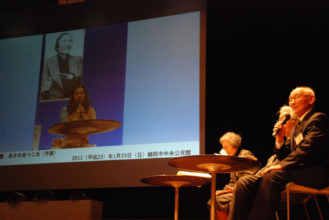 記念講演と朗読で登壇した松平さん。第15回でも講演しており、今回の節目にも駆け付けた（上）