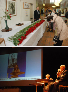 藤沢さんが好んだという赤いバラを来場者全員が献花していった（中）藤沢周平文学愛好会のメンバーが寒梅忌20年の思い出を語った（下）