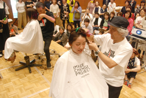 鶴岡市出身の小松さん（手前右）らによるライブヘアカットイベント