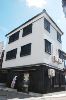 旧イチローヂ商店が改修され、街中のにぎわい創出を目指すスポットに生まれ変わった