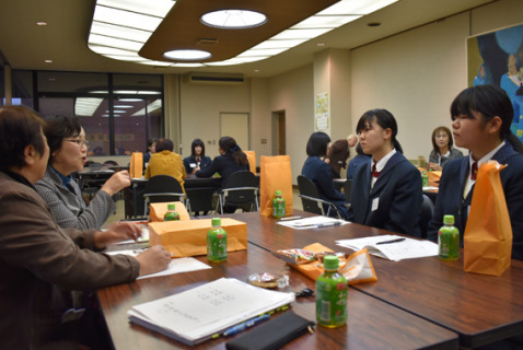 茶や菓子を食べたりしながら生徒とＳＩ鶴岡のメンバーが将来の夢などについて語った