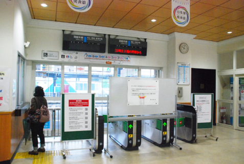 大雨のため終日運休となり、改札が封鎖された鶴岡市のＪＲ鶴岡駅＝28日午前10時ごろ
