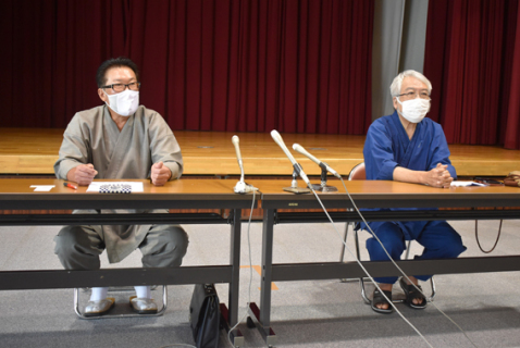計画撤回を受け記者会見した星野羽黒町観光協会長（左）と粕谷典史羽黒宿坊組合長＝９日午前11時半、市いでは文化記念館